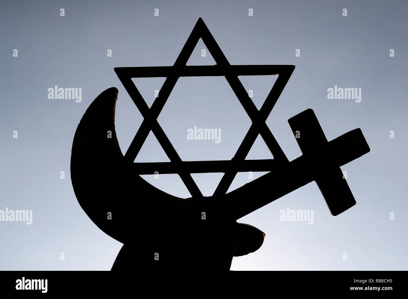 Symboles interreligioso. El cristianismo, el Islam, el Judaísmo 3 religiones monoteístas. La estrella judía, la Cruz y la Media Luna Roja : Interreligieuse símbolos en las manos. Foto de stock