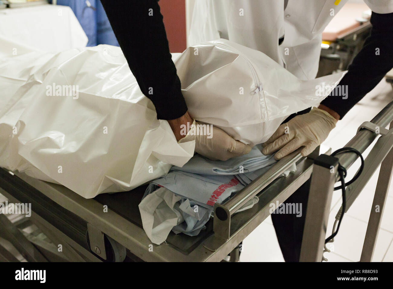Un cuerpo muerto (cadáver) es recién llegado a la cámara funeraria en un hospital. Foto de stock