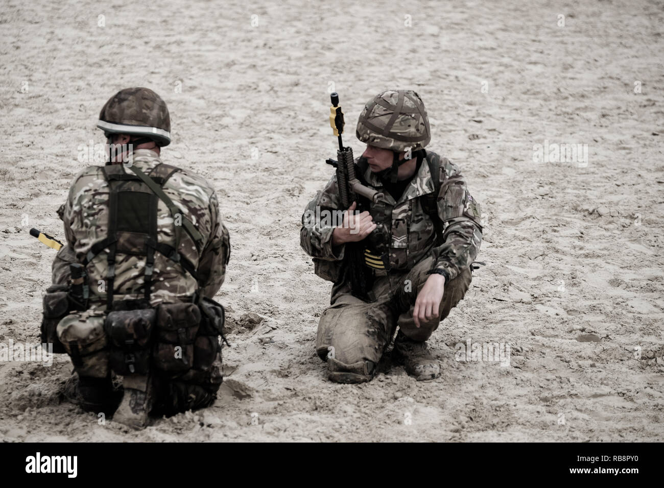 Soldados, simulando un aterrizaje en la playa como parte del día de las Fuerzas Armadas en Weymouth, Inglaterra Foto de stock