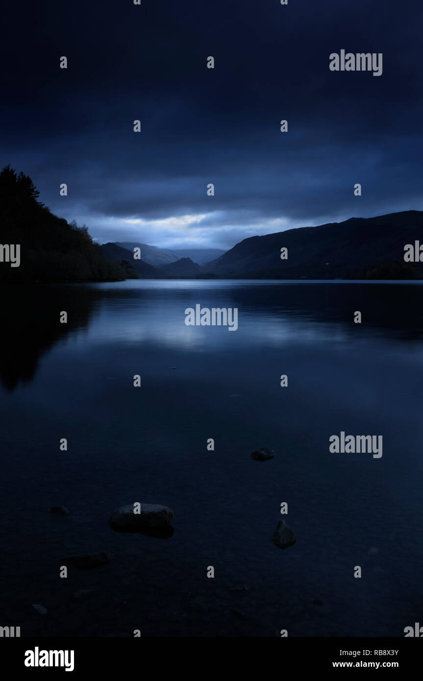 Una atmósfera oscura mirando a través de la escena de Lakeland Derwentwater hacia Borrowdale, Lake District, Cumbria, Inglaterra, Reino Unido. Foto de stock
