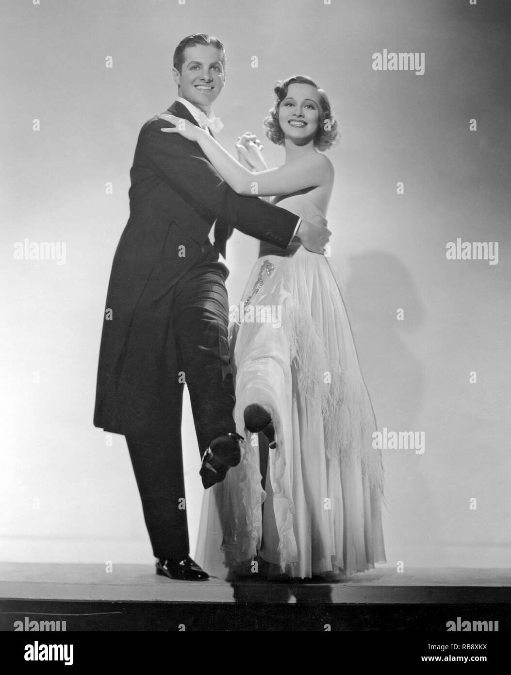 Robert Cummings. 1910-1990. El actor estadounidense de cine y televisión. Fotografiados aquí cuando se baila en 1936 una producción de Paramount. Foto de stock