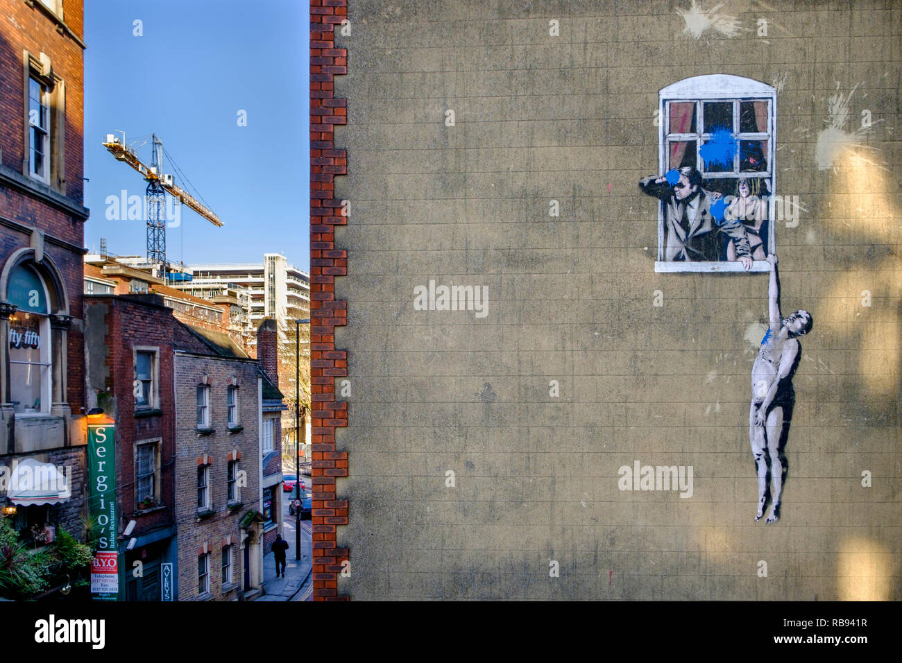 La amante y bien dotado, también llamado hombre desnudo colgando de la  ventana y simplemente hombre desnudo un mural del artista callejero Banksy  es retratada en Bristol Fotografía de stock - Alamy
