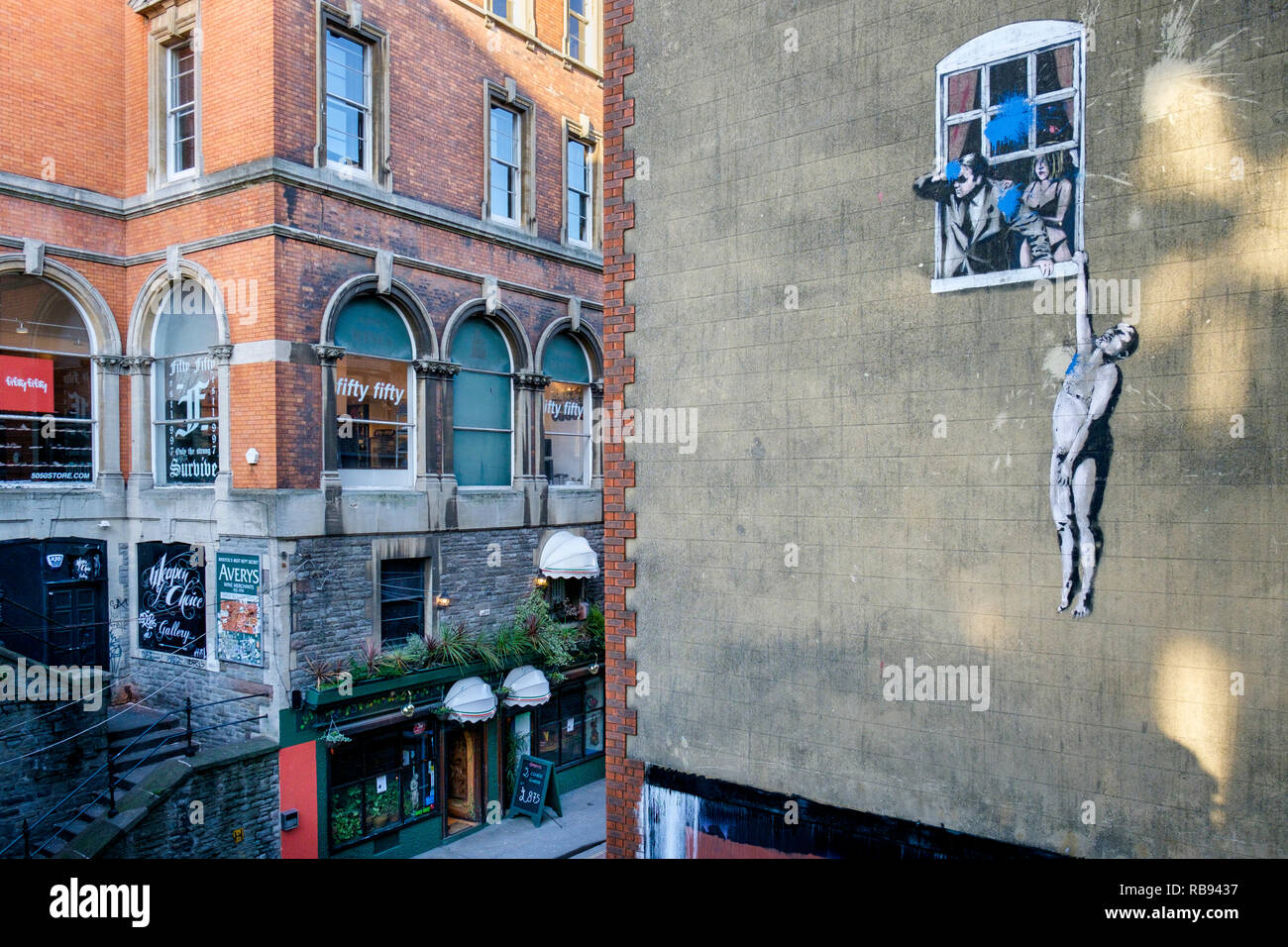 La amante y bien dotado, también llamado hombre desnudo colgando de la  ventana y simplemente hombre desnudo un mural del artista callejero Banksy  es retratada en Bristol Fotografía de stock - Alamy