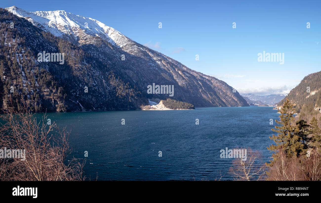 Über den Panoramablick Achensee mit im Hintergrund verschneiten Bergen Foto de stock