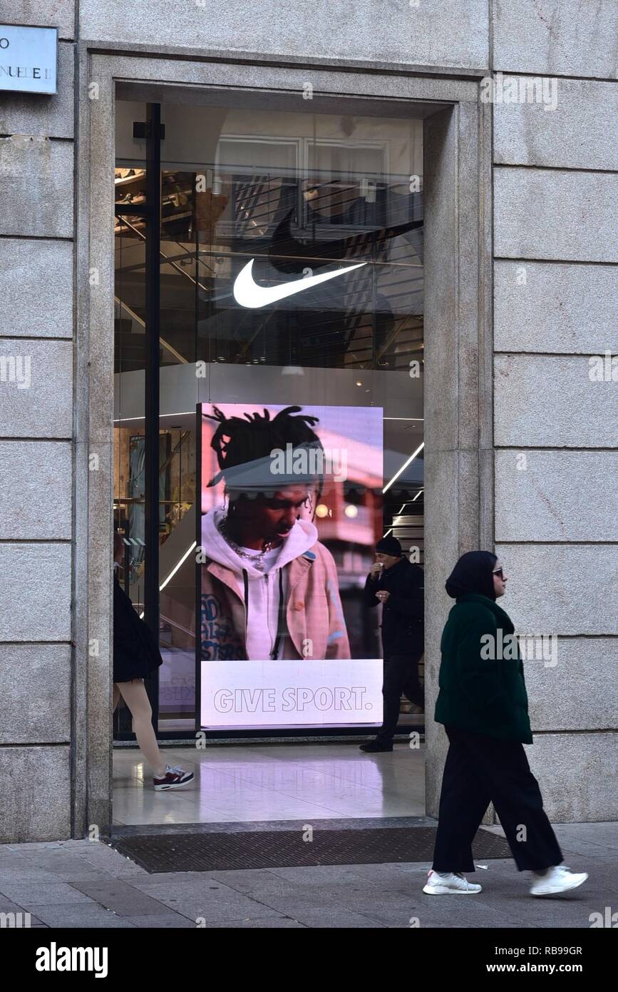 Nombrar chatarra Isla Stewart El Hijab versión deportiva para la venta en la tienda Nike de Corso  Vittorio Emanuele que ha levantado cierta polémica en el área de Milán  centro derecha. A notar esta prenda deportiva