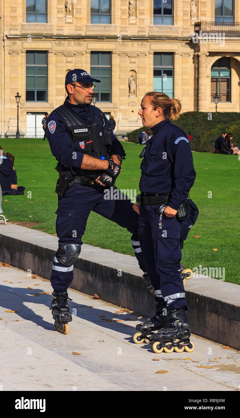 París, Francia - 25 de octubre de 2013: funcionarios del cuerpo nacional de  policía armada, masculino y femenino, sobre patines en línea patroling  cerca del museo del Louvre Fotografía de stock - Alamy