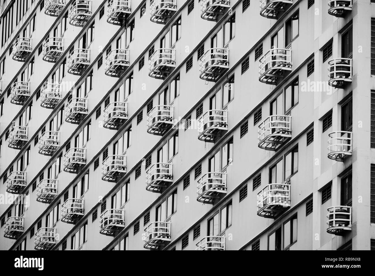 Patrón de línea de la arquitectura geométrica. Detalles del balcón del edificio. Pared moderna. Estructura poligonal. En blanco y negro de fondo abstracto. Foto de stock