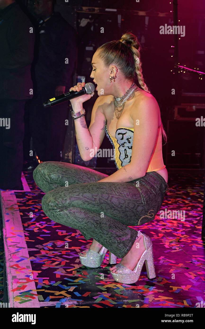 MILEY CYRUS CANCION AMIGO GAY MILEY CYRUS CANCION AMIGO GAY
