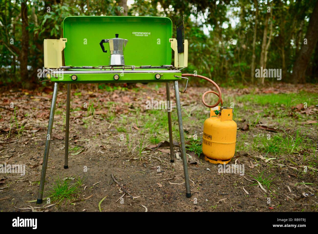 Companion trekker 929 estufa de camping gas con una estufa cafetera  expreso, Smalleys Tierra del campamento de Beach, Cabo Hillsborough  National Park, Queensland, Australia Fotografía de stock - Alamy