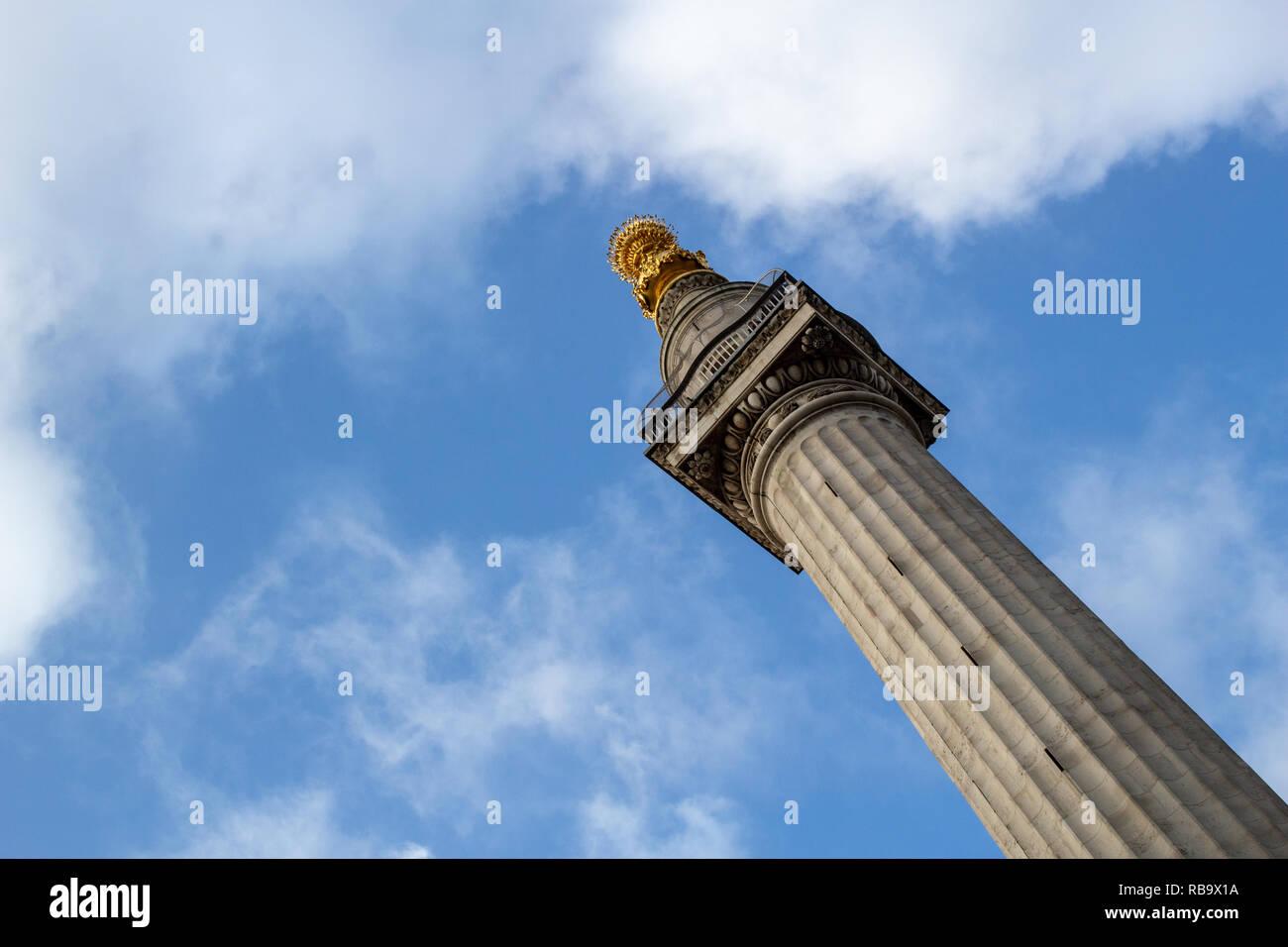 El monumento al Gran Incendio de Londres, más conocido simplemente como el monumento es una columna de estilo dórico en Londres. Foto de stock