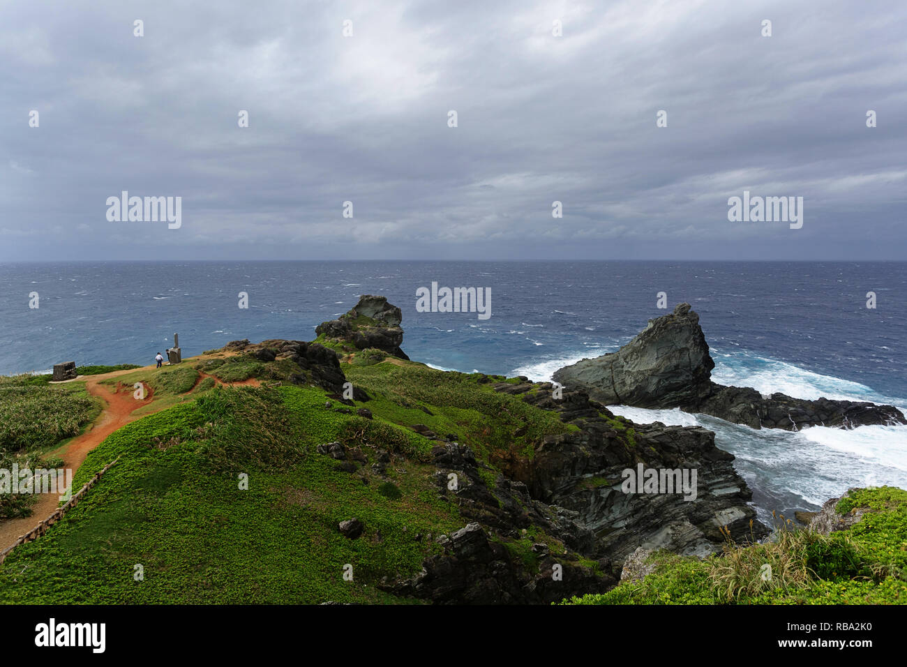 Mar gruesa en la costa salvaje de Uganzaki faro en la isla de Ishigaki, Okinawa, Japón Foto de stock