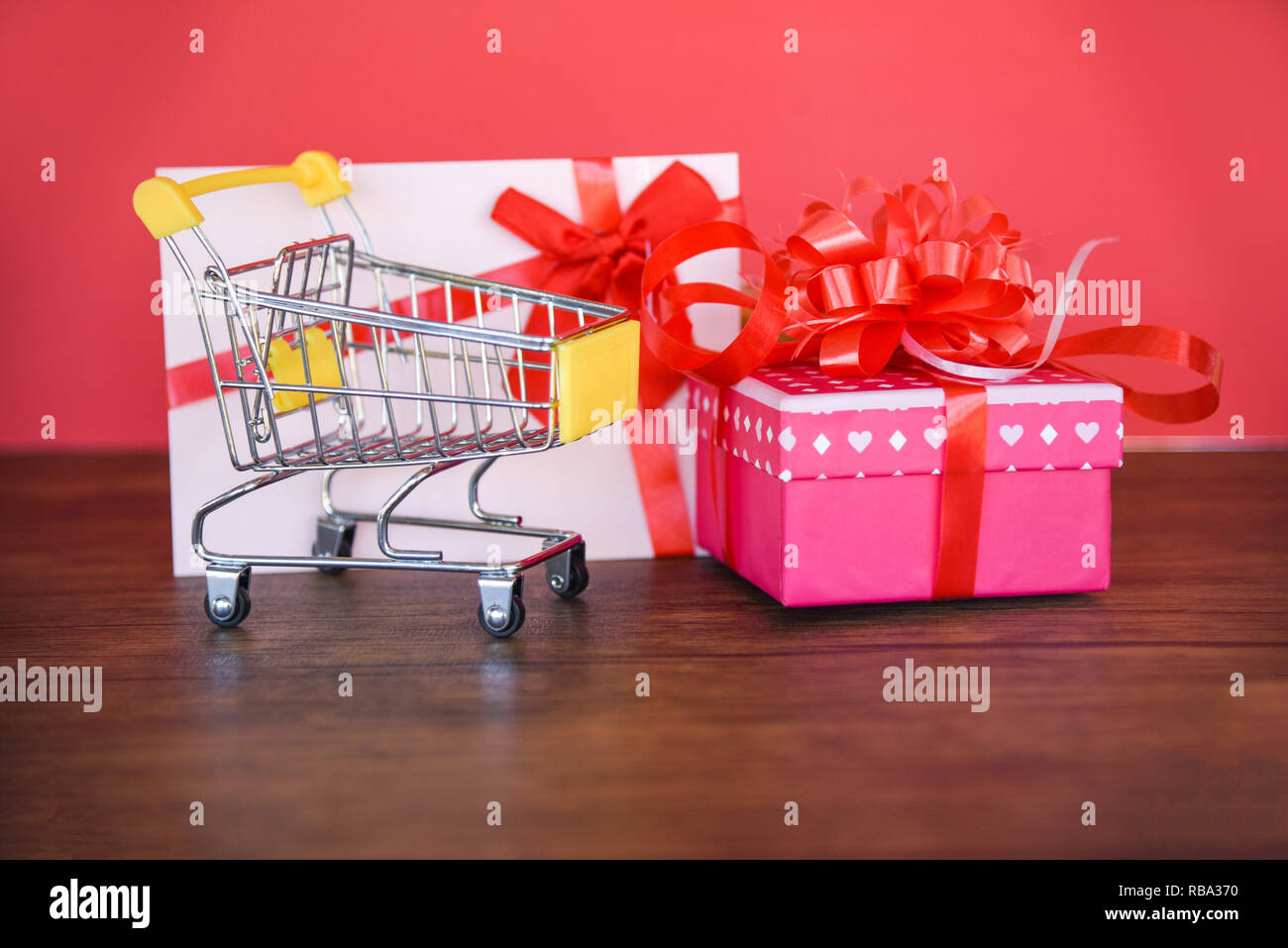 Día de San Valentín compras y Gift Card Gift Box compras / Rosa presentes  caja con cinta roja tarjeta regalo de proa a Merry Christmas Holiday happy  new yea Fotografía de stock -