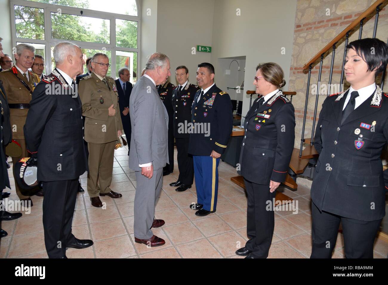 Su Alteza Real, el Príncipe Carlos, Príncipe de Gales, cumple el Coronel del Ejército estadounidense CoESPU Darío S. Gallegos, director adjunto, durante la visita al centro de excelencia para unidades de policía de estabilidad (CoESPU) de Vicenza, Italia, 1 de abril de 2017. Foto de stock