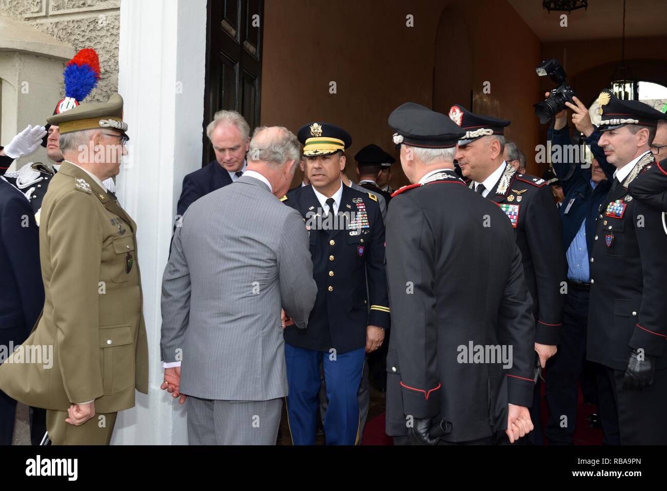 Su Alteza Real, el Príncipe Carlos, Príncipe de Gales, cumple el Coronel del Ejército estadounidense CoESPU Darío S. Gallegos, director adjunto, durante la visita al centro de excelencia para unidades de policía de estabilidad (CoESPU) de Vicenza, Italia, 1 de abril de 2017. Foto de stock