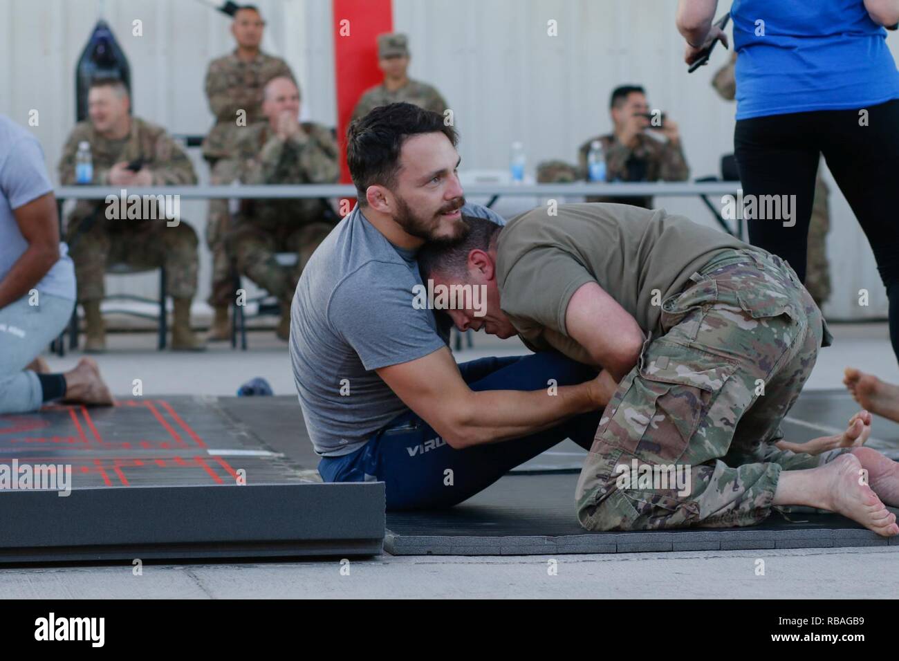 Jacob Ellenberger, izquierda, un jubilado de artes marciales mixtas, lidia con el Teniente Coronel Andrew Heymann, apoyo operativo base-integrador, comandante de la base aérea de Al Asad, Iraq, durante la MMA Holiday Tour en todo el Oriente Medio, el 18 de diciembre, 2018. Foto de stock