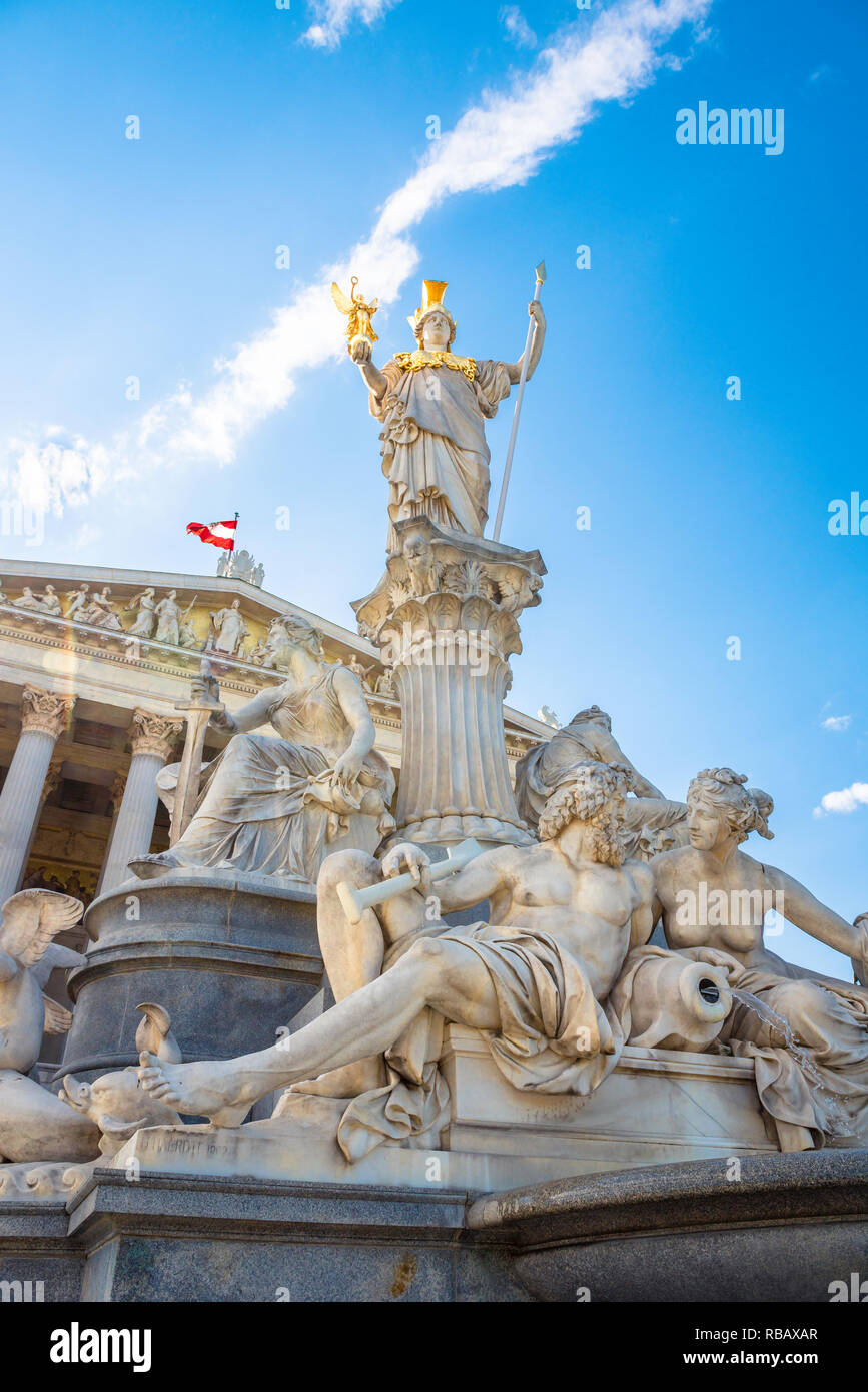 Parlamento de Viena, vista de las estatuas situadas en la fuente de Atenea en la entrada del Parlamento - o Parlamento - edificio en Viena, Viena, Viena, Austria. Foto de stock