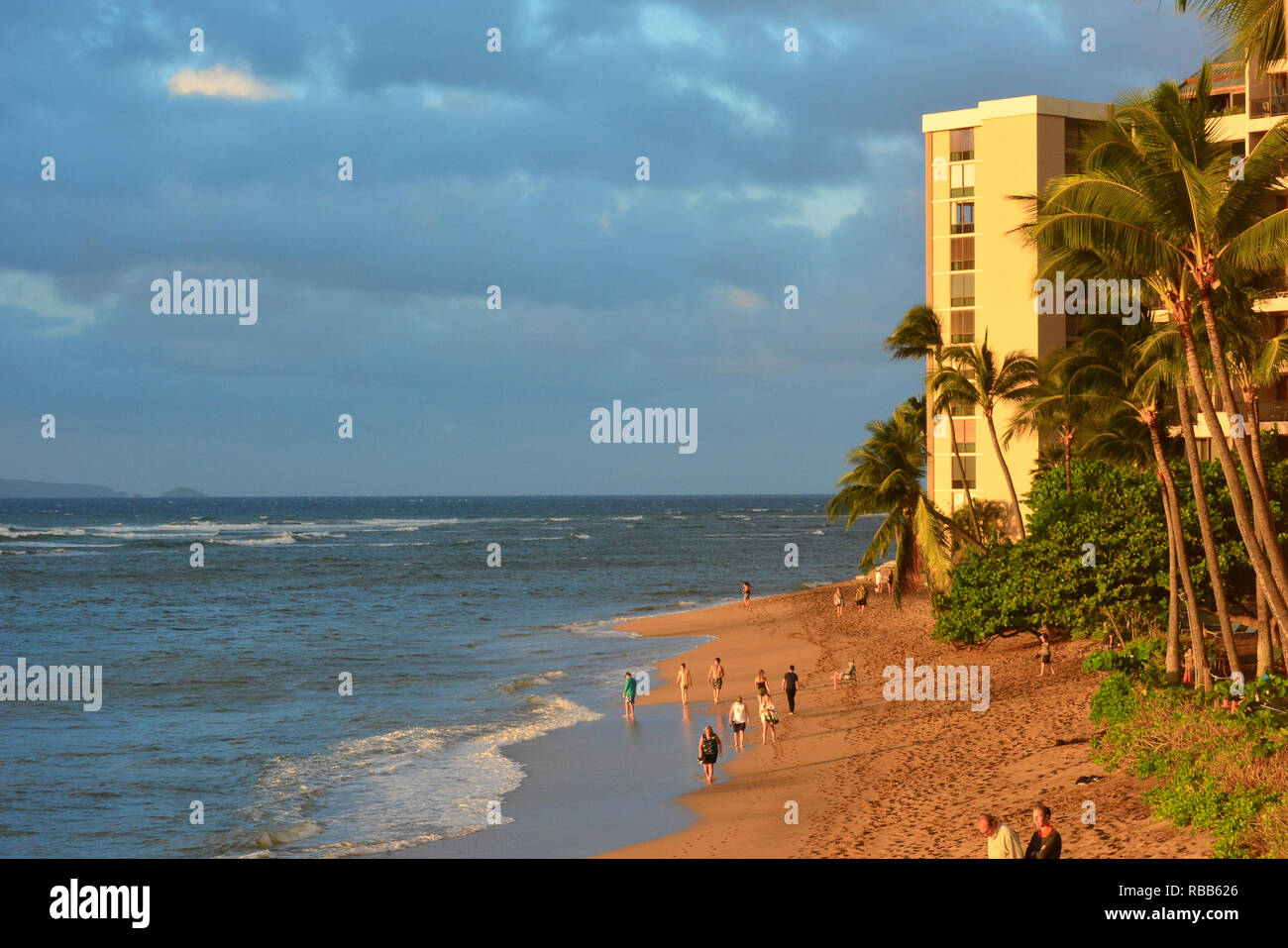 Adorable Kahana Beach en Maui, Hawai. Situado entre Kaanapali y Kapalua, en la costa noroeste. Gran vista de Molokai a través del agua Foto de stock