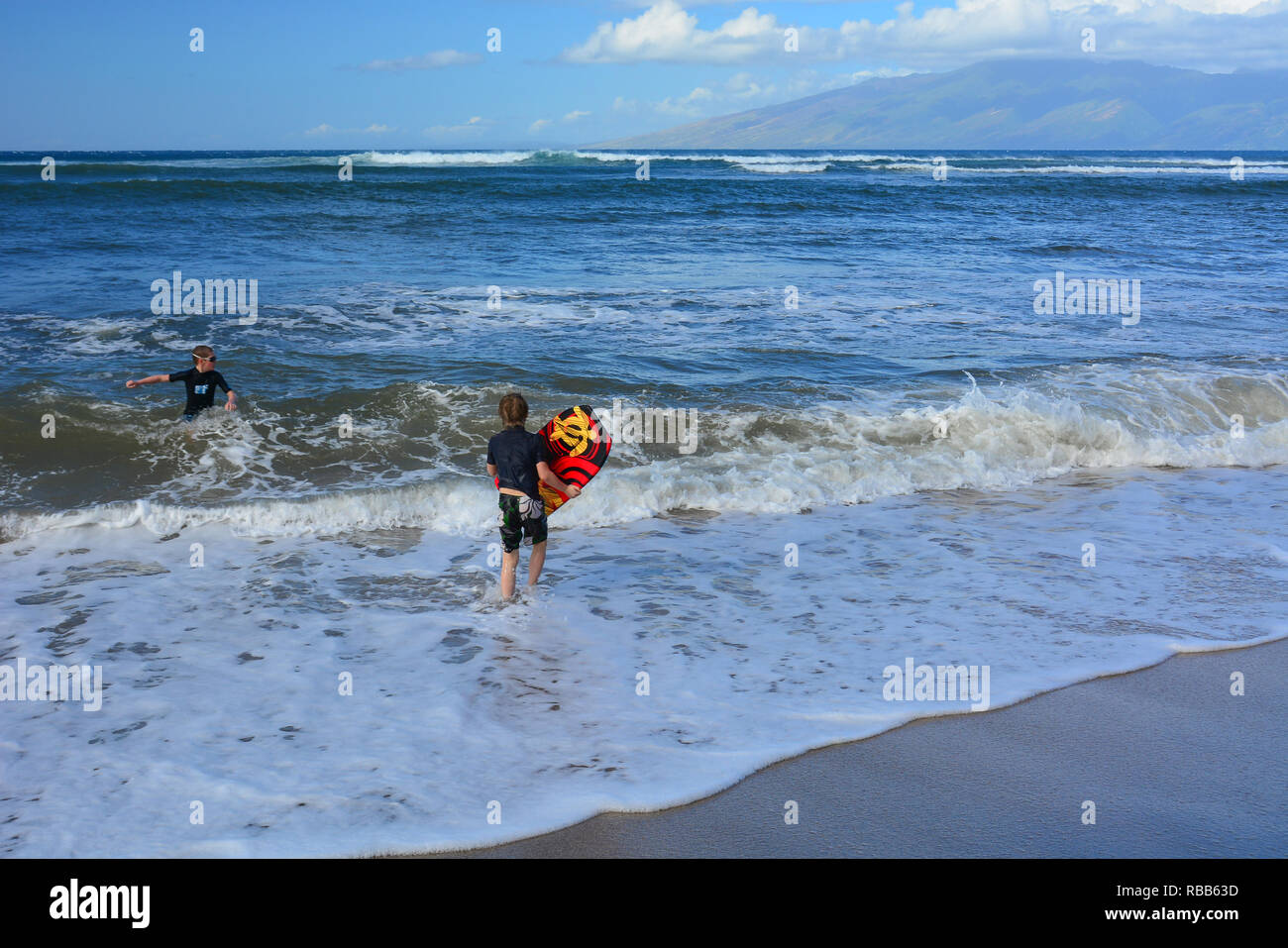 Adorable Kahana Beach en Maui, Hawai. Situado entre Kaanapali y Kapalua, en la costa noroeste. Gran vista de Molokai a través del agua Foto de stock