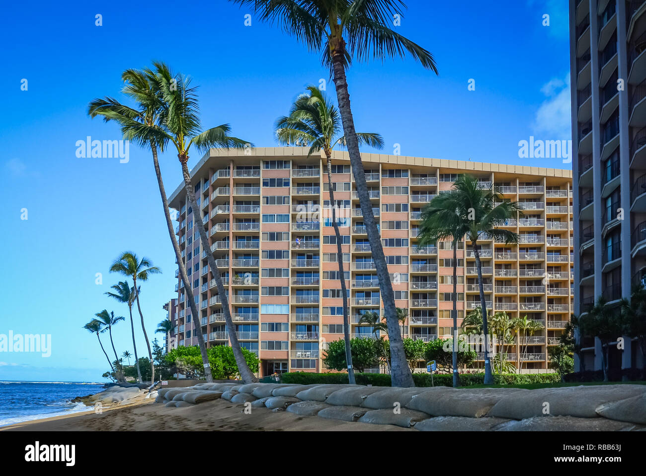 Adorable Kahana Beach en Maui, Hawai. Situado entre Kaanapali y Kapalua, en la costa noroeste. Gran vista de Molokai a través del agua Foto de stock