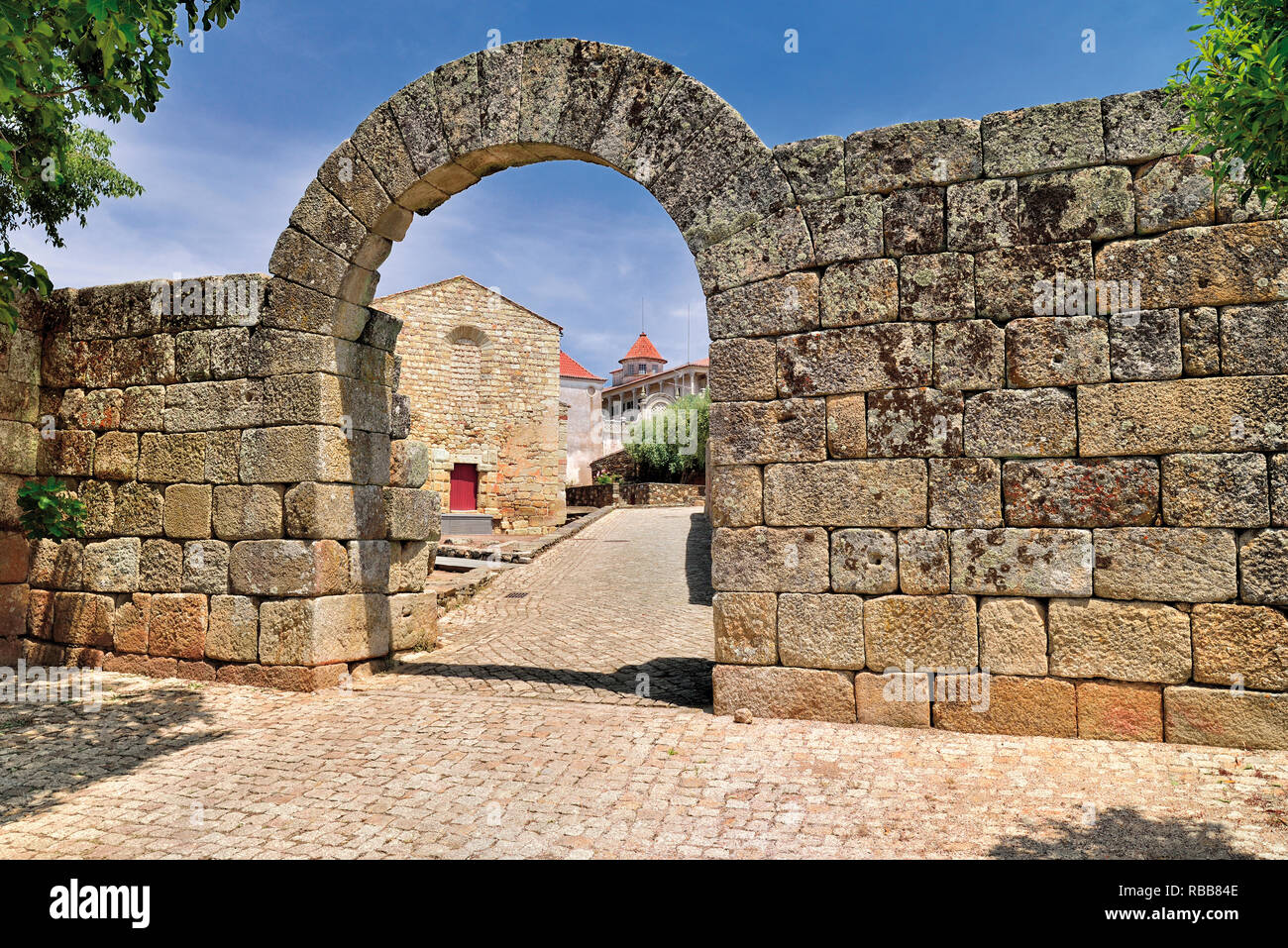 Puerta de entrada y el muro romano que lleva al centro de la histórica localidad de Idanha-a-Velha Foto de stock