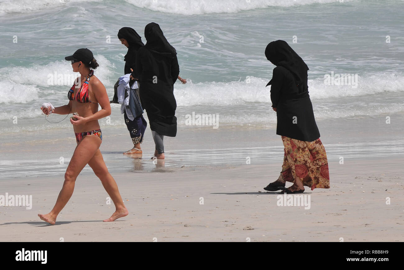 Mujer musulmana en la playa en dubai fotografías e imágenes de alta  resolución - Alamy
