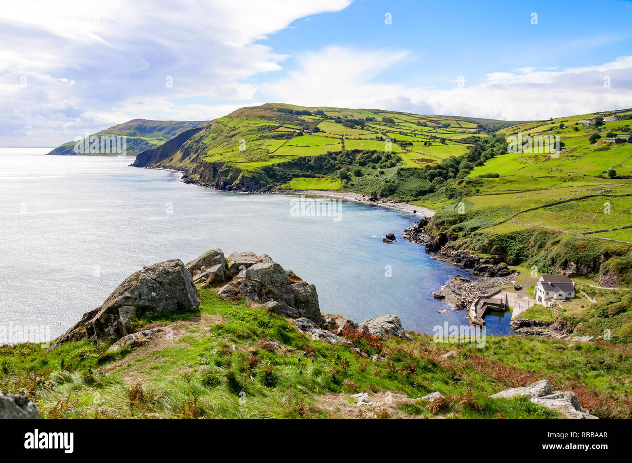 Costa norte, una bahía y un pequeño puerto en el Condado de Antrim, Irlanda del Norte, Reino Unido, vista desde Torr Head, Ballycastle Foto de stock