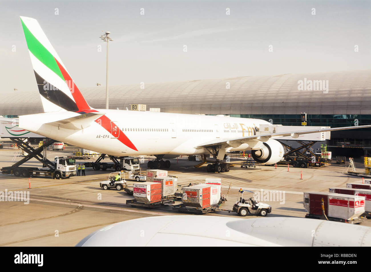 Dubai, Emiratos Árabes Unidos - Octubre 31, 2018: Avión de la compañía Emirates, estacionado en el aeropuerto internacional de Dubai dock, carga de mercancías y preparar antes de la flig Foto de stock