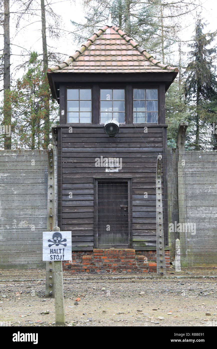 La sombría atalayas y cercas de Auschvitz 1 campo de concentración, ahora un sitio de patrimonio nacional de la UNESCO en Polonia Foto de stock