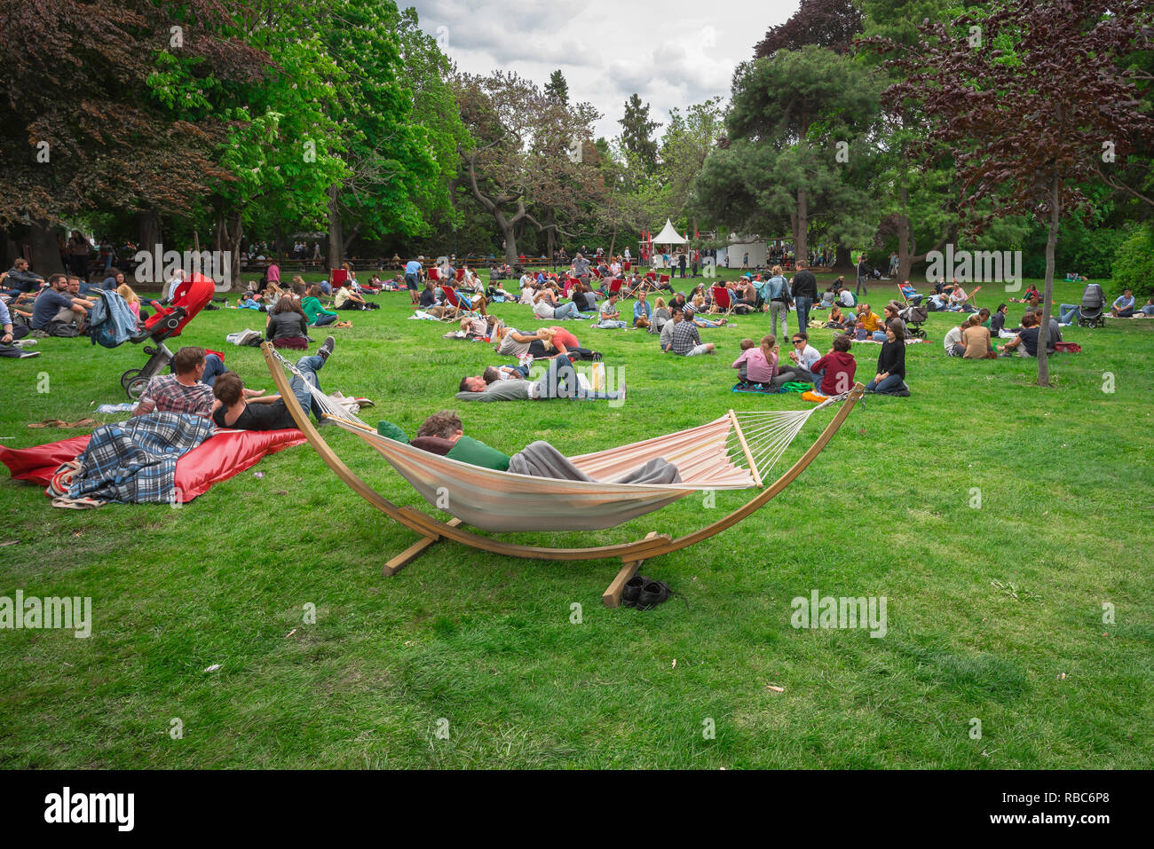 Parque de Viena verano, vista del pueblo vienés relajándose en una tarde de domingo en el Stadtpark de Viena, Viena, Austria. Foto de stock