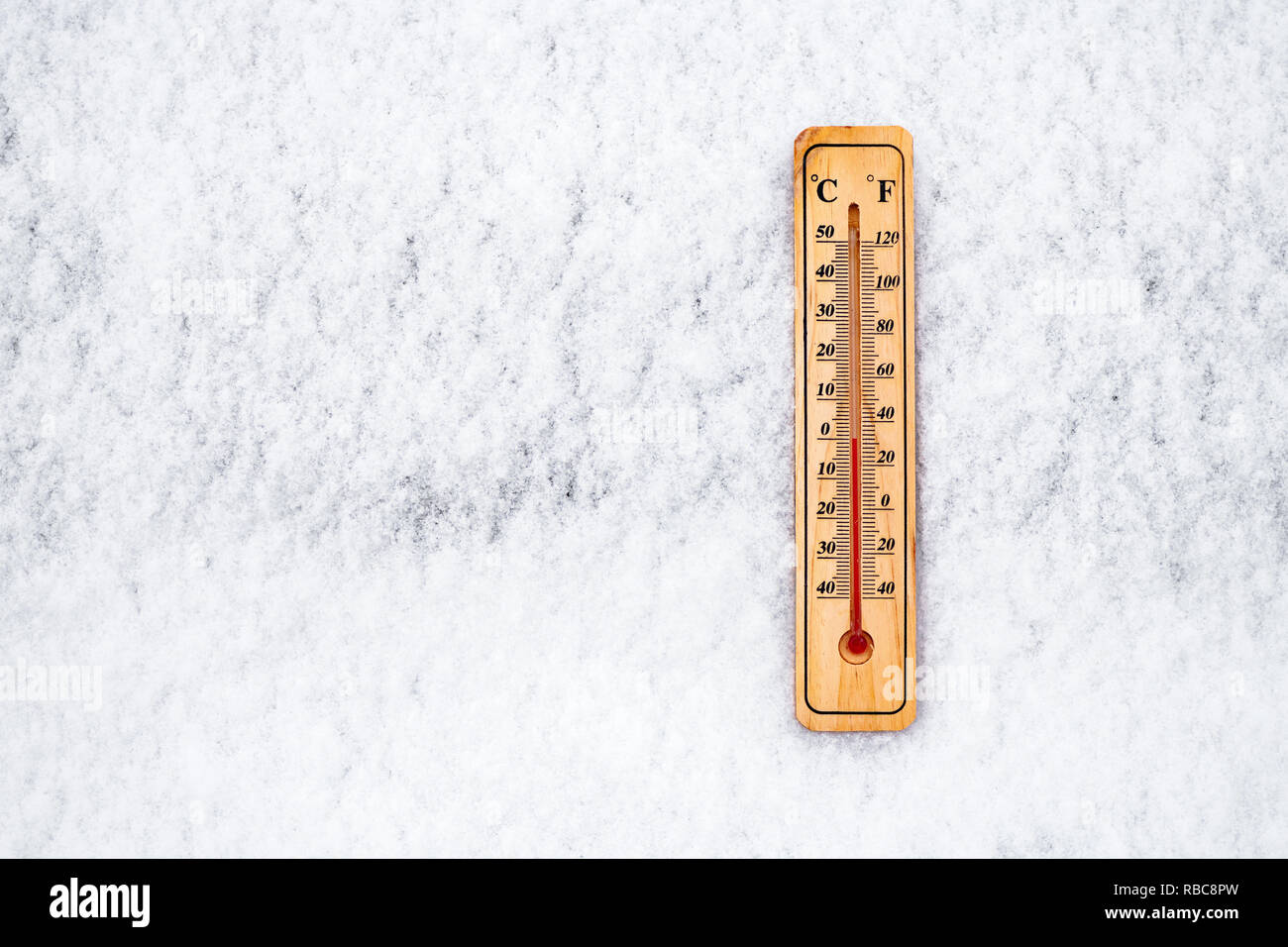 Termómetro en nieve en grado cero en la escala Celsius Foto de stock