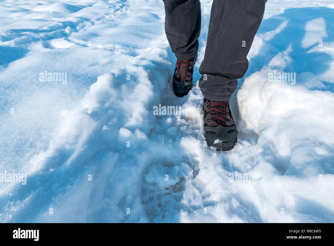 Hombre caminando en la nieve, senderismo y trekking en invierno Foto de stock