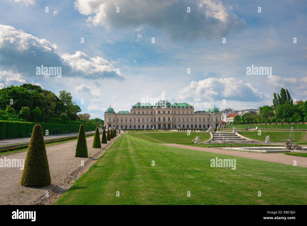 Palacio Belvedere, Viena, vista hacia el barroco palacio Schloss Belvedere en Viena, con su famoso jardín en primer plano, Wien Austria. Foto de stock