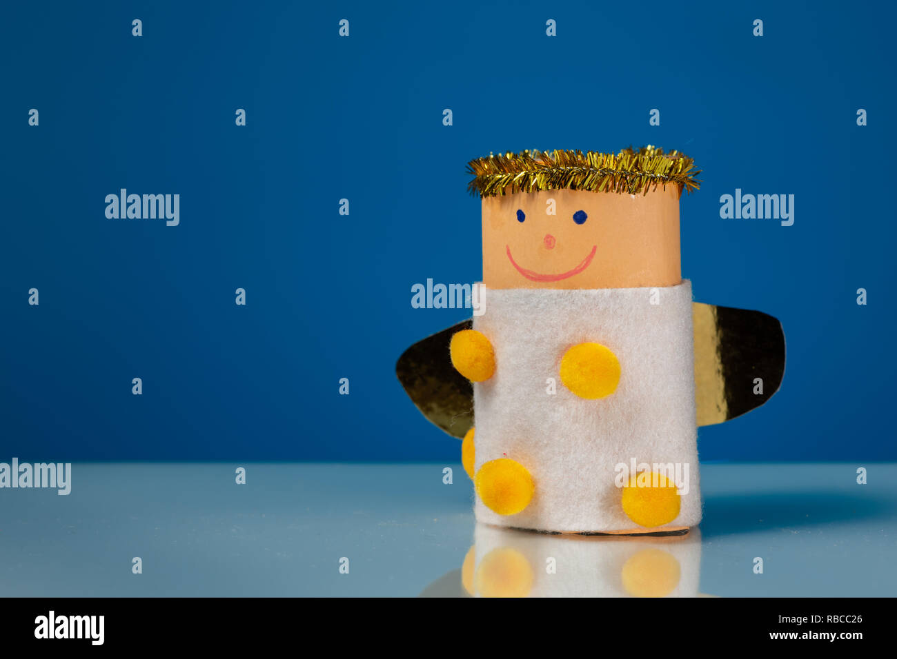 Una pequeña figura de un ángel de un rollo de papel higiénico por un niño,  fondo azul Fotografía de stock - Alamy