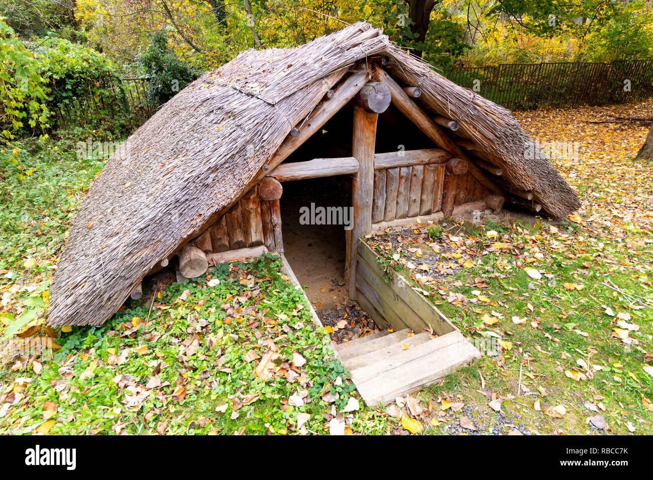 Reconstrucción de una Edad de Hierro paja Celta pit-house en Velem, Hungría. Foto de stock
