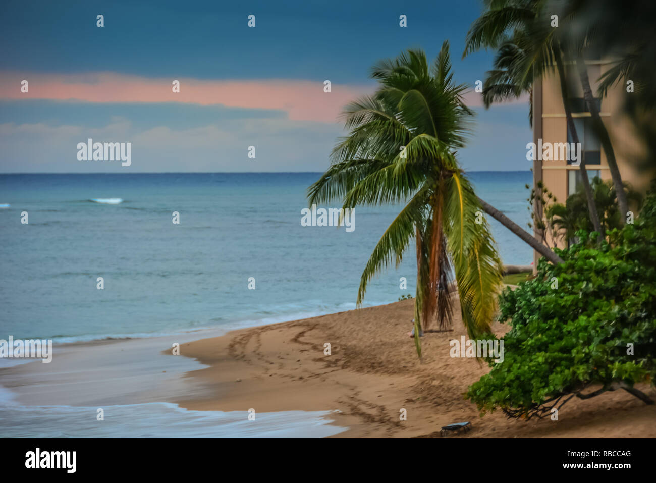 Adorable Kahana Beach en Maui, Hawai. Situado entre Kaanapali y Kapalua, en la costa noroeste. Gran vista de Molokai a través del agua Foto de stock