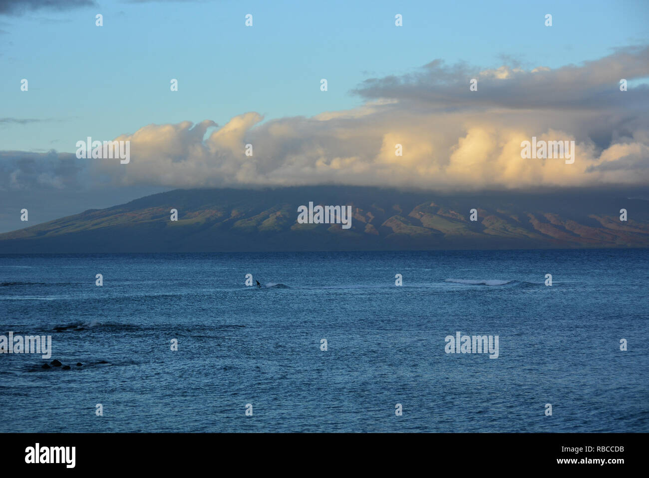 Adorable Kahana Beach en Maui, Hawai. Situado entre Kaanapali y Kapalua, en la costa noroeste. Gran vista de Molokai a través del agua Foto de stock