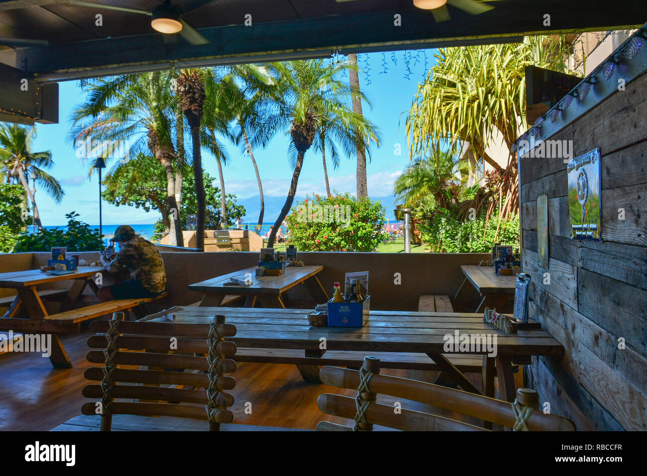 Adorable Kahana Beach en Maui, Hawai. Situado entre Kaanapali y Kapalua, en la costa noroeste. Gran vista de Molokai a través del agua Foto de stock