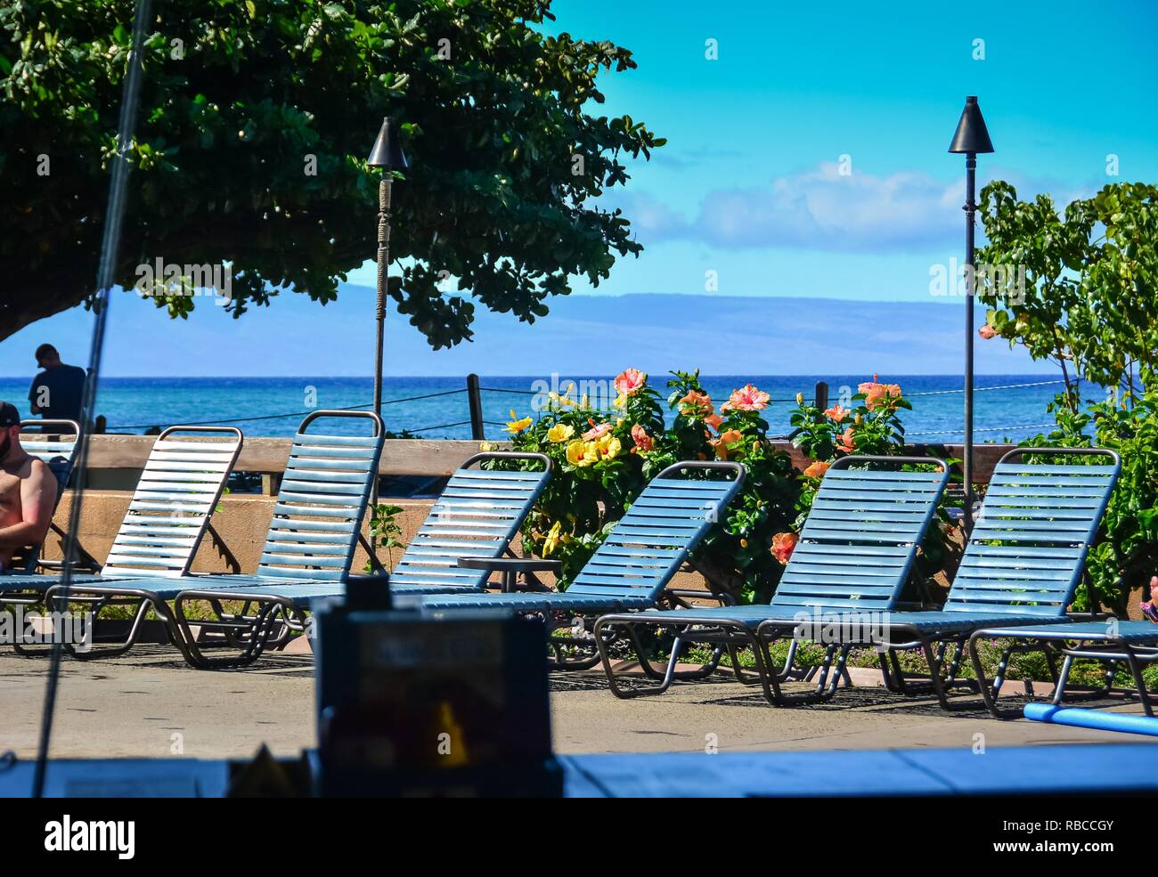 Adorable Kahana Beach en Maui, Hawai. Situado entre Kaanapali y Kapalua, en la costa noroeste. Gran vista de Molokai a través del agua Foto de stock