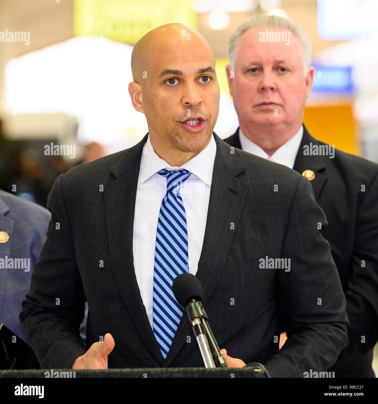 El senador estadounidense Cory Booker (D-NJ) visto hablando en una conferencia de prensa celebrada en el Aeropuerto Internacional Liberty de Newark para exigir que se ponga fin al cierre parcial del gobierno dejando a miles de trabajadores federales en Nueva Jersey sin pagar y para resaltar los efectos de pérdida de servicios que se sintió en todo el estado. En el Aeropuerto Internacional Newark Liberty en Newark, Nueva Jersey. Foto de stock