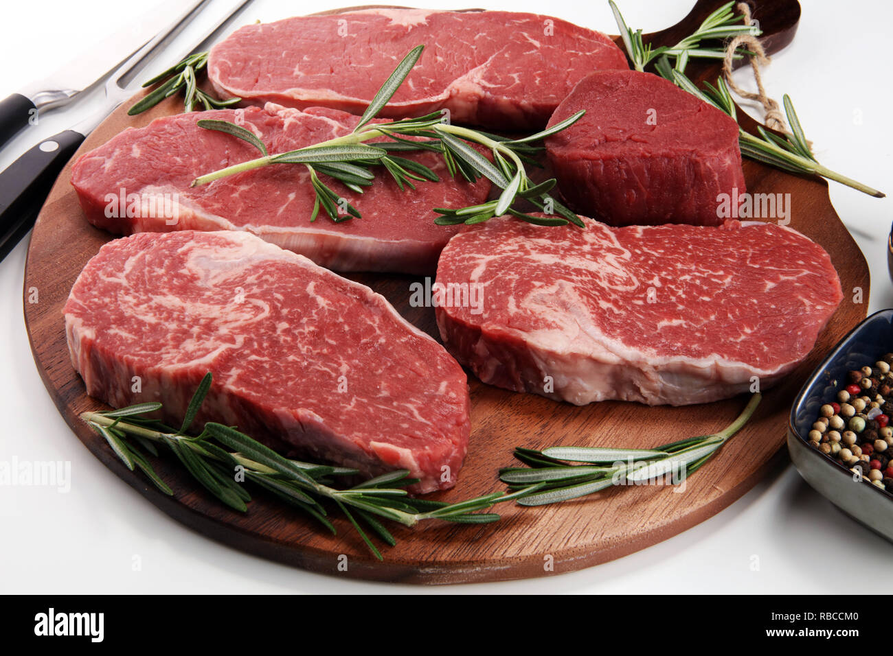 Filetes crudos. Parrilla Rib Eye Steak, seco anciano Wagyu Entrecot.  Variedad de materias Black Angus Prime filetes de carne Machete, Lomo, Rib  Eye, lomo relleno Fotografía de stock - Alamy