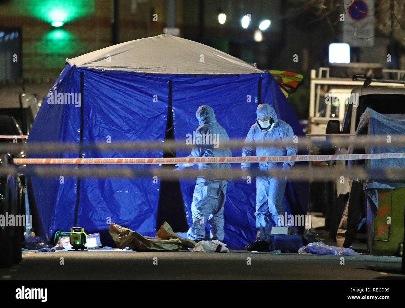 Los investigadores forenses en la escena en Leyton, Waltham Forest en el noreste de Londres, donde un muchacho de 14 años de edad murió después de haber sido encontrado con heridas punzantes. Foto de stock