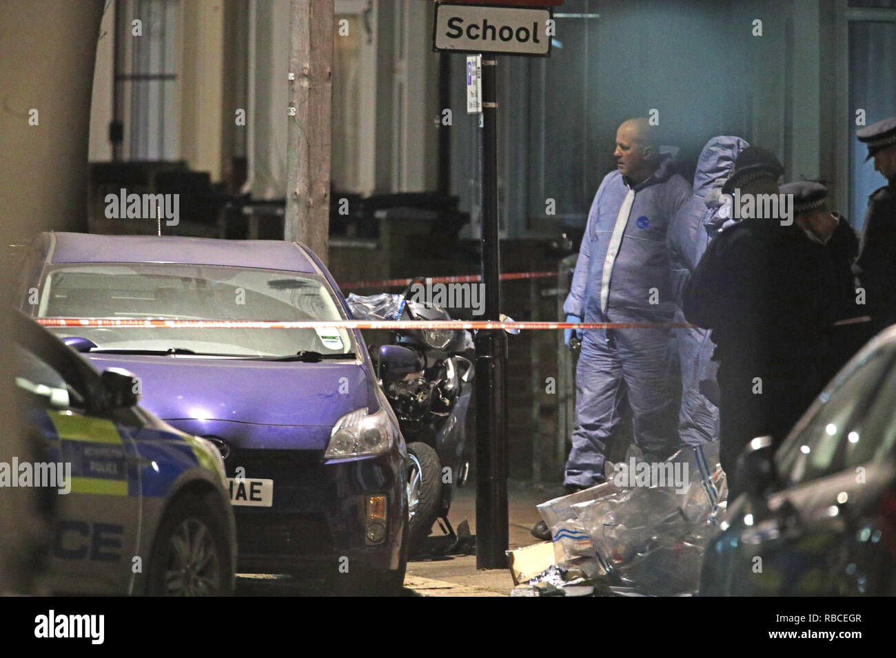 Los investigadores forenses en la escena en Leyton, Waltham Forest en el noreste de Londres, donde un muchacho de 14 años de edad murió después de haber sido encontrado con heridas punzantes. Foto de stock