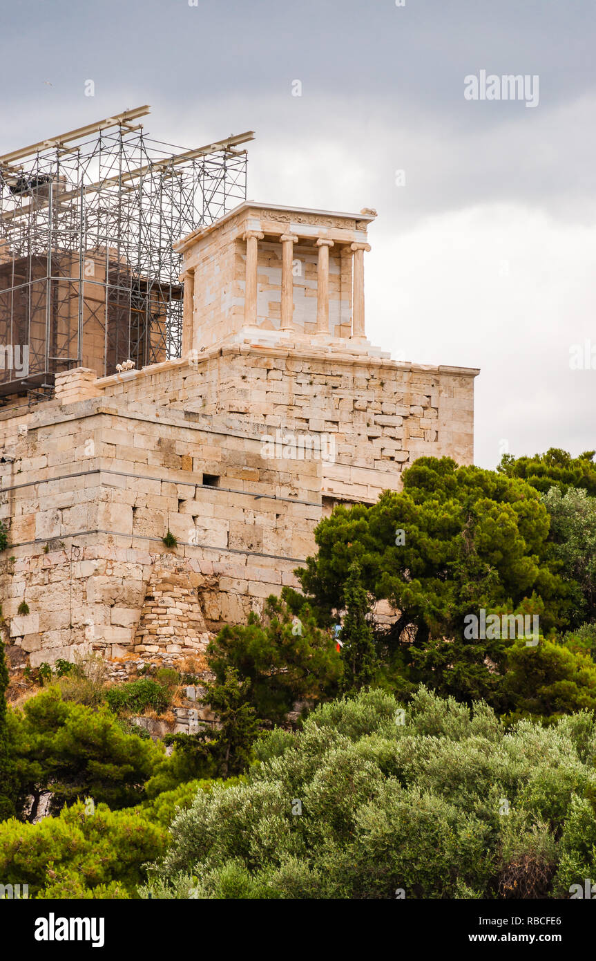 Atenas, Grecia - Junio 12, 2013: el Templo de Atenea Nike en la colina de  la Acrópolis. Antiguo templo iónico representando a la diosa Atenea con 4  columnas monolíticas & dec Fotografía de stock - Alamy