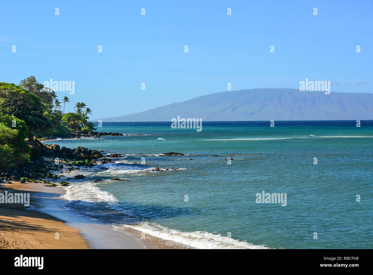 Adorable Kahana Beach en Maui, Hawai. Situado entre Kaanapali y Kapalua, en la costa noroeste. Gran vista de Molokai a través del agua Foto de stock