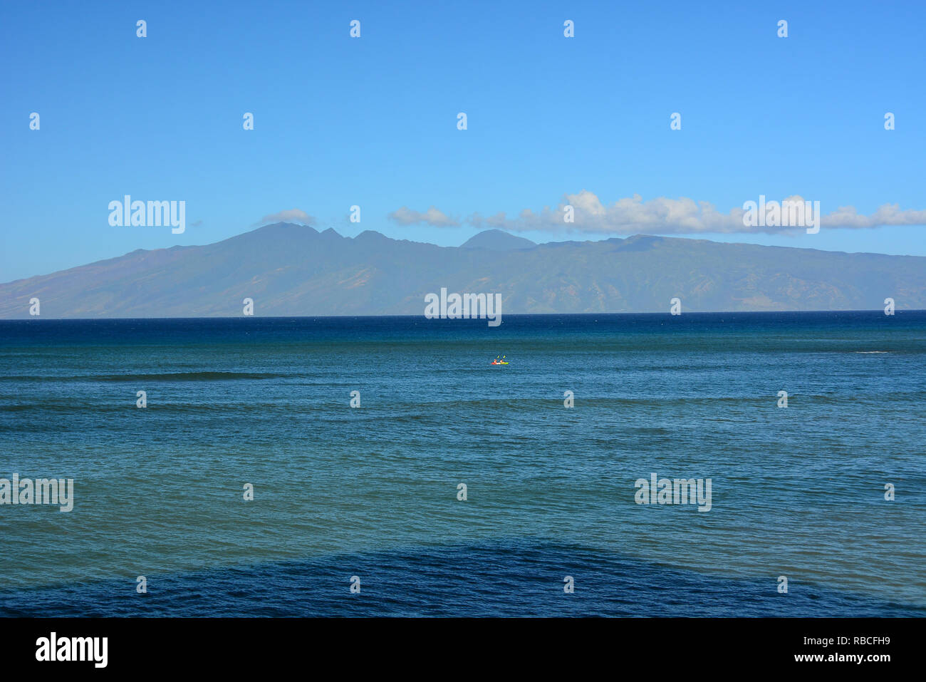 Adorable Kahana Beach en Maui, Hawai. Situado entre Kaanapali y Kapalua, en la costa noroeste. Gran vista de Molokai a través del agua Foto de stock