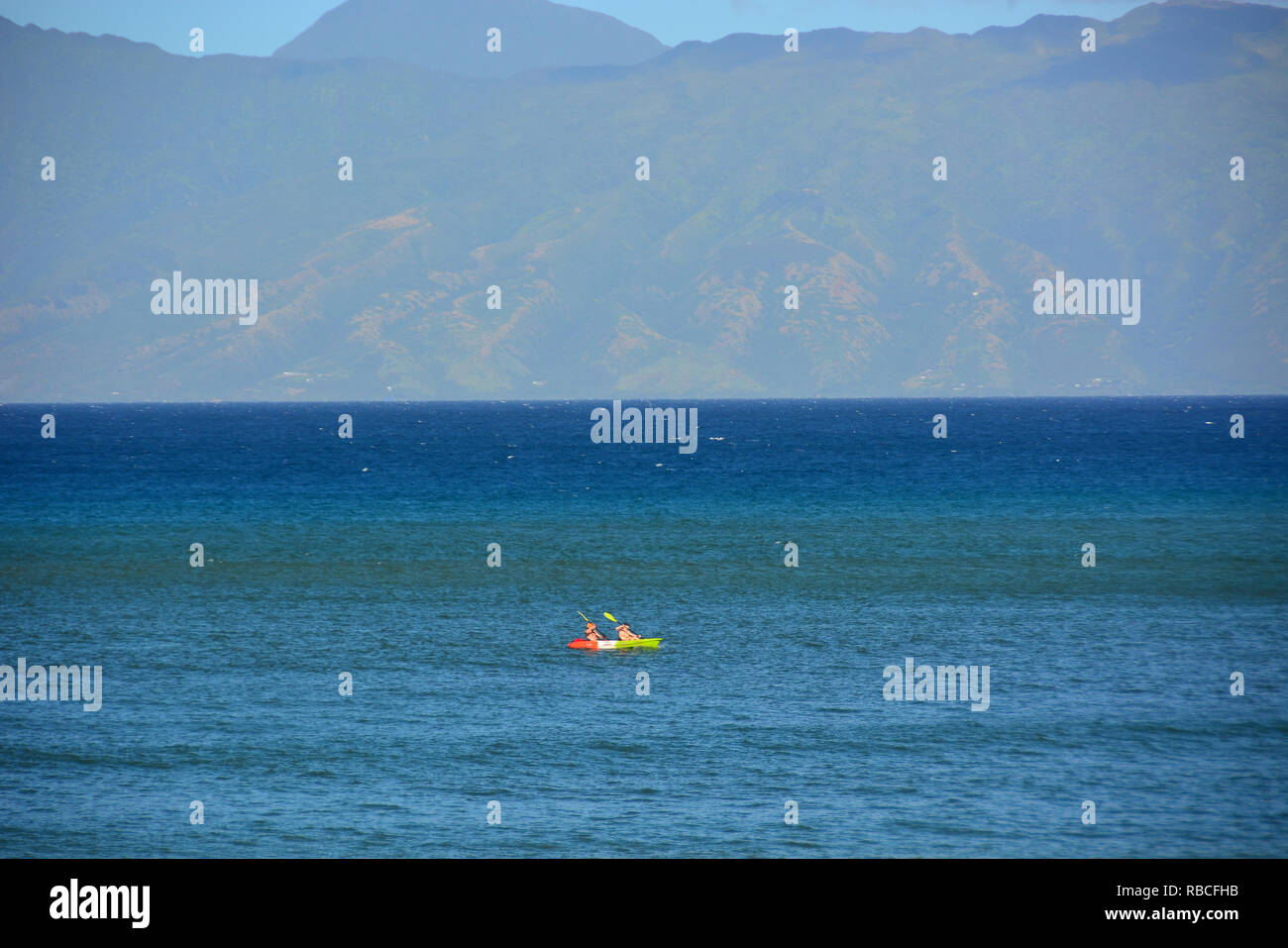 Adorable Kahana Beach en Maui, Hawai. Situado entre Kaanapali y Kapalua, en la costa noroeste. Gran vista de Molokai a través del agua Foto de stock