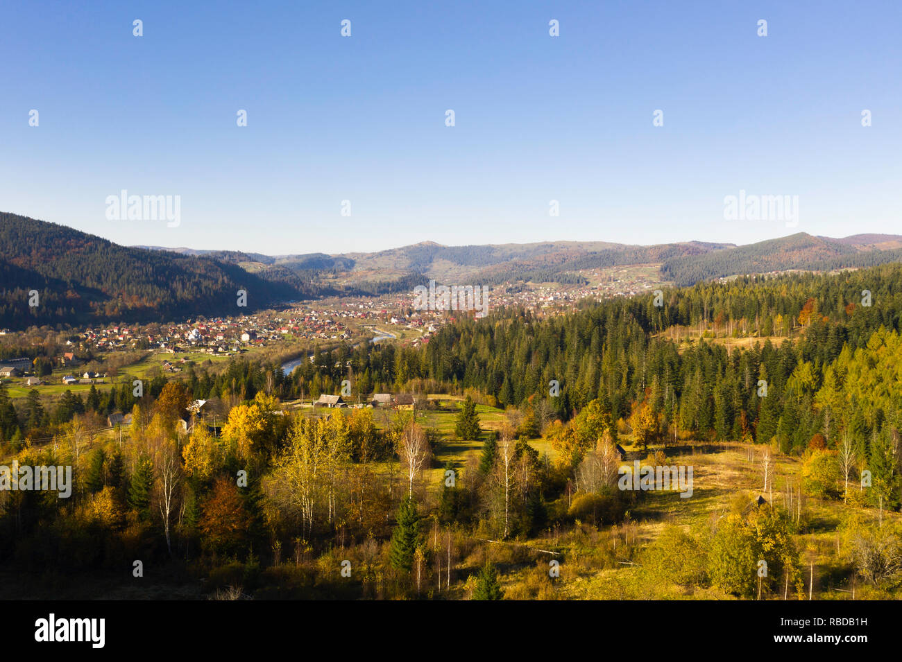 Vista aérea de la zona rural de otoño, Yaremche, oblast de Ivano-Frankivsk, Ucrania Foto de stock