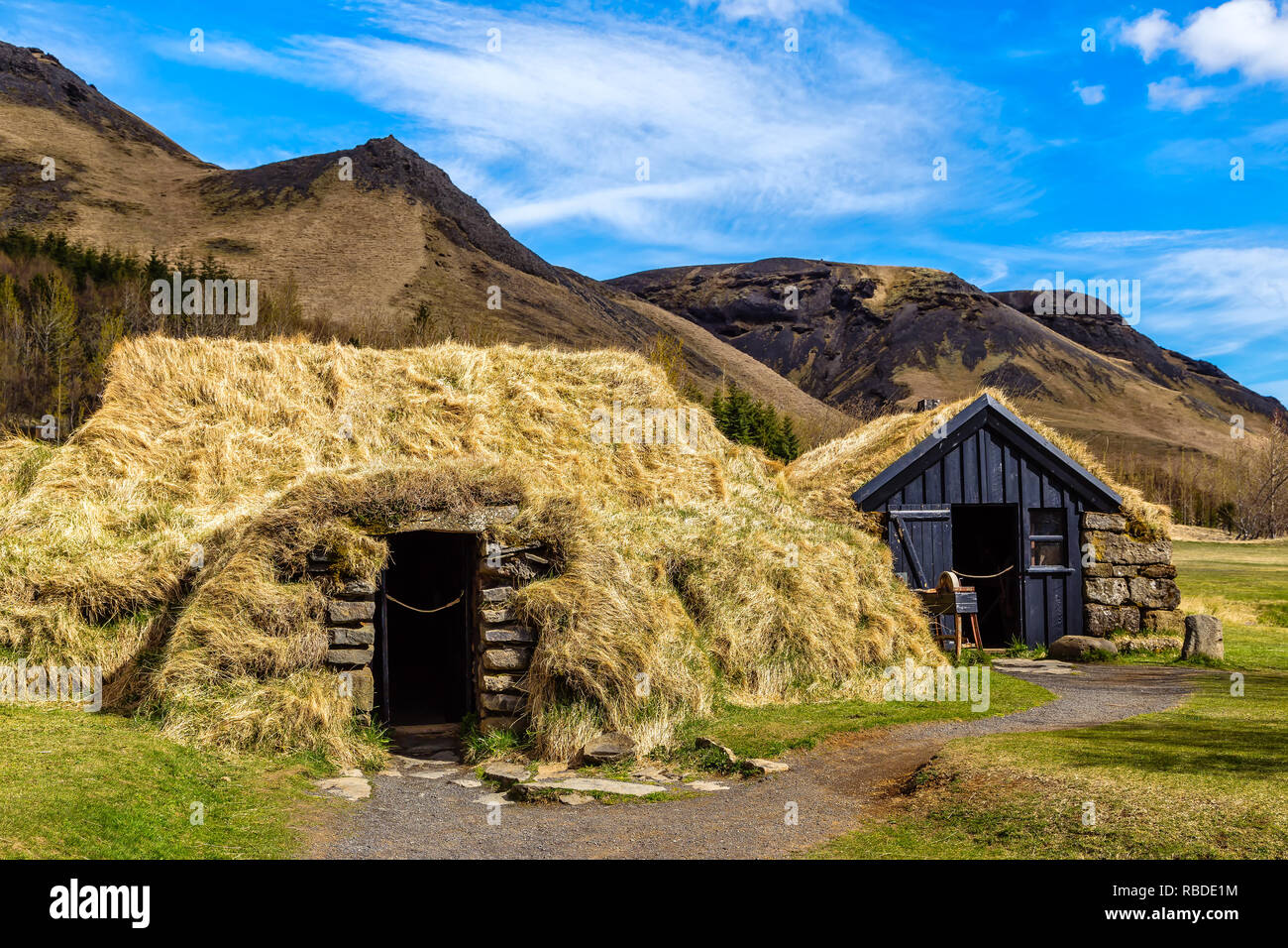Casas cubiertas de hierba son típicos de Islandia y están diseñados para proteger contra el frío extremo. Foto de stock