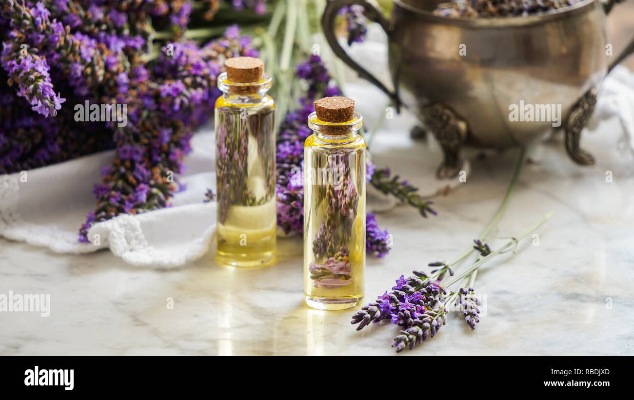Botellas de aceite de lavanda, cosmética natural herb consept con flores de  lavanda flatlay sobre fondo de piedra Fotografía de stock - Alamy