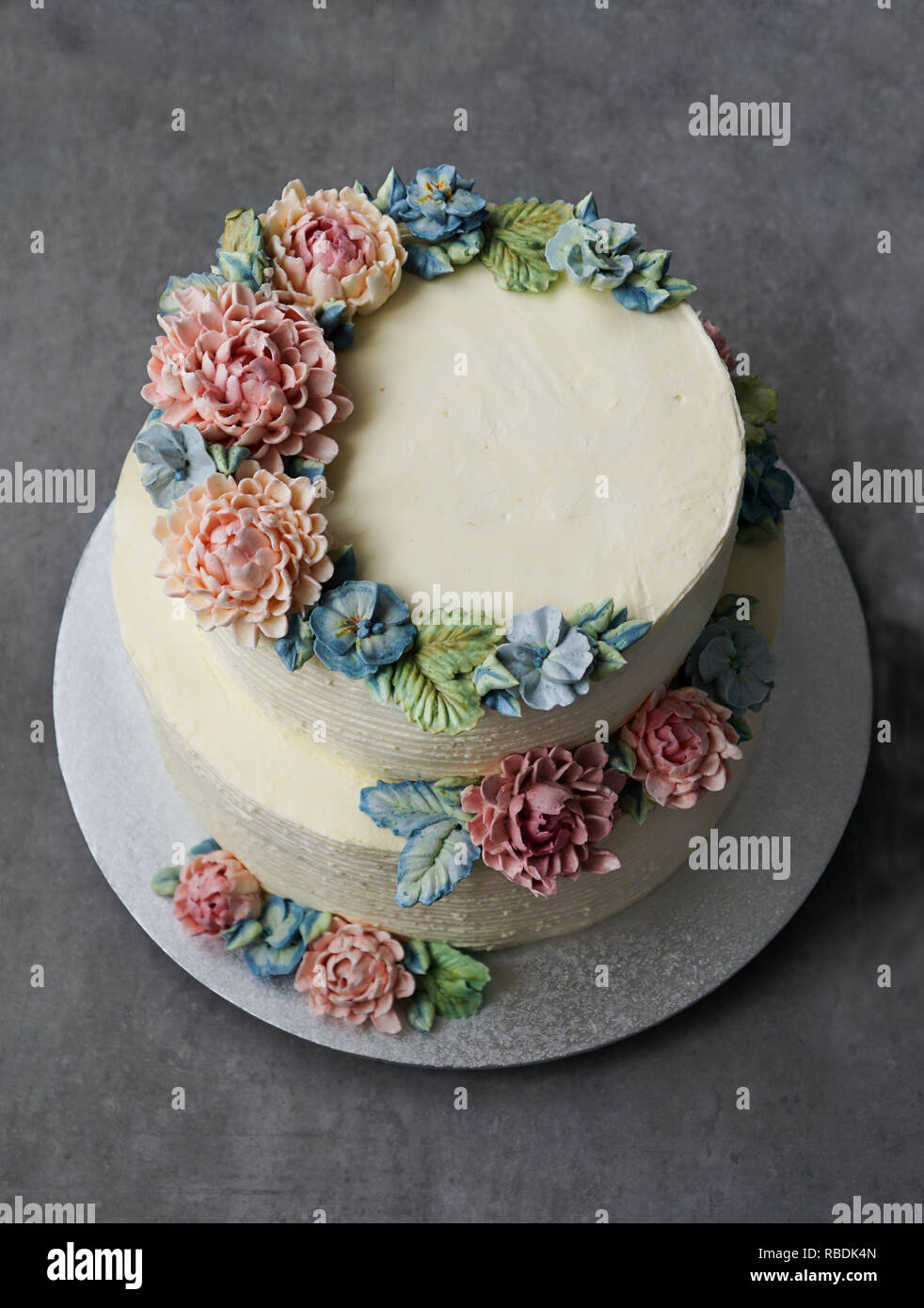 Flores de crema de mantequilla fotografías e imágenes de alta resolución -  Alamy